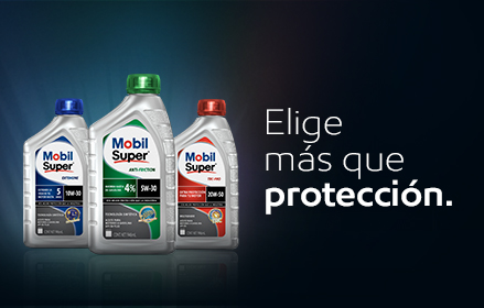 Asistentente cambiando el aceite de motor con Mobil 1