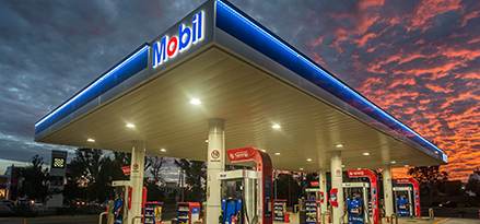 Estación de servicio Mobil en México tomada al atardecer con combustible Synergy y Synergy Supreme+